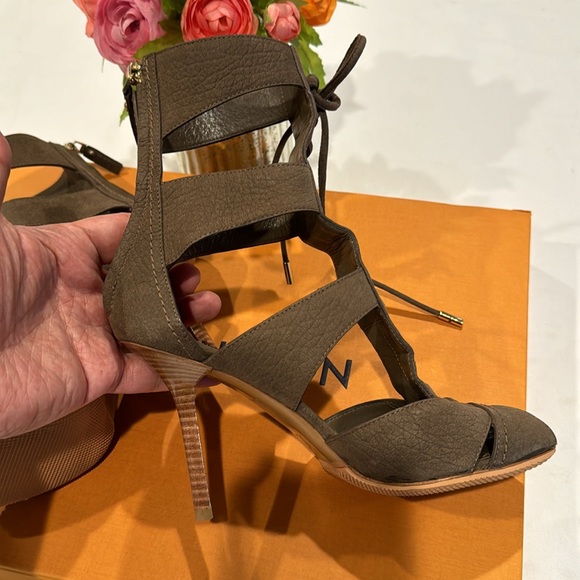 New & Authentic Louis Vuitton Leather Gladiator sandals - Picture 4 of 14